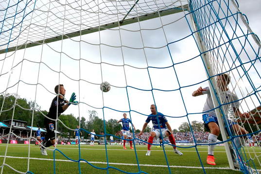 Åtvidabergs målvakt Gustav Jansson gör en av alla