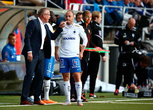 Norrköpings tränare Jan Andersson ger instruktioner till