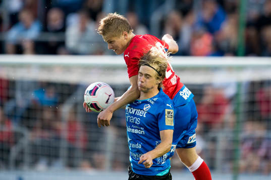 Halmstads Snorre Krogsgård i nickduellen med Helsingborgs