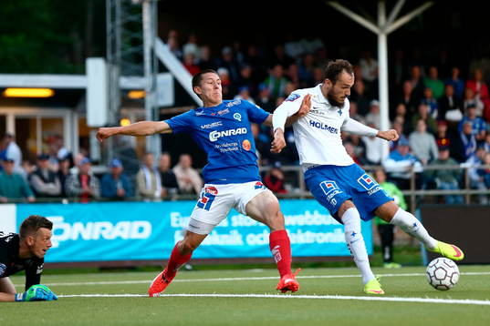 Åtvidabergs målvakt Gustav Jansson ser på när Sebastian