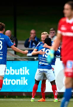 Åtvidabergs John Owoeri och Andreas Dahlén jublar