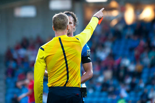 Halmstads Fredrik Liverstam får rött kort (utvisad) av