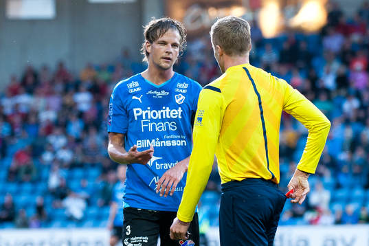 Halmstads Fredrik Liverstam får rött kort (utvisad) av