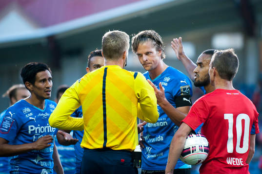 Halmstads Fredrik Liverstam får rött kort (utvisad) av