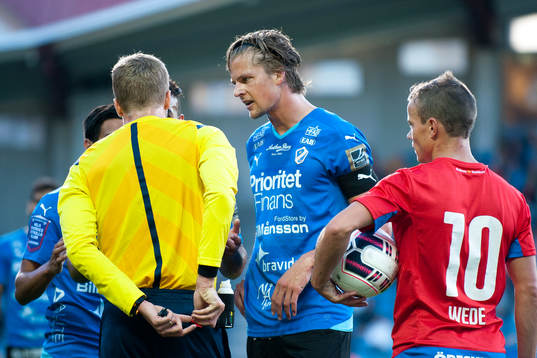 Halmstads Fredrik Liverstam får rött kort (utvisad) av