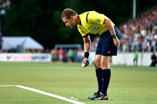 Domare Martin Strömbergsson markerar frisparkspunkt precis