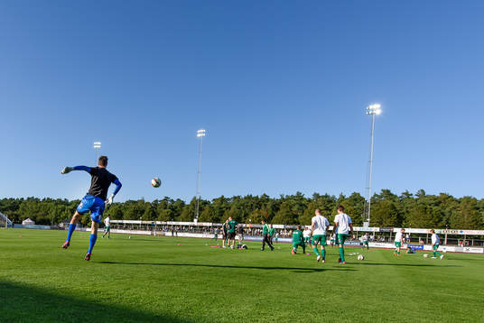 Hammarbys spelare värmer upp före fotbollsmatchen i