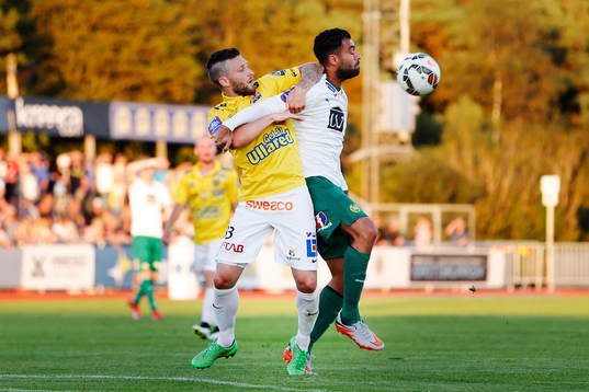 Hammarbys Imad Khalili och Falkenbergs Tibor Joza i kamp om