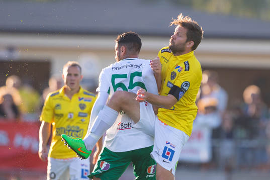 Hammarbys Imad Khalili (med ryggen i bild) och Falkenbergs