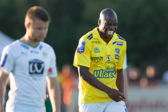 Falkenbergs Hakeem Araba skrattar