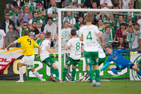 Falkenbergs Gustaf Nilsson skjuter mot mål