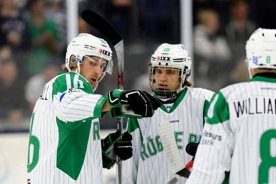 Rögles Christopher Liljewall ger Timothy Liljegren