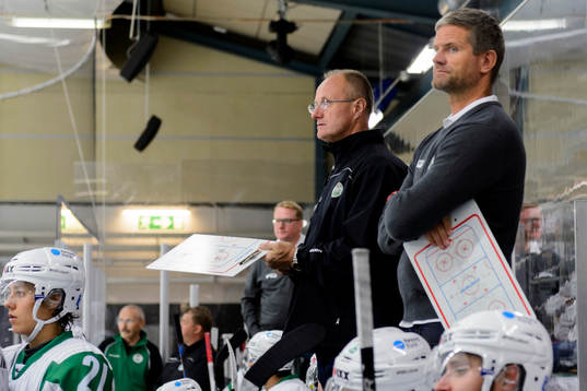 Rögles tränare Anders Eldebrink och assisterande tränare