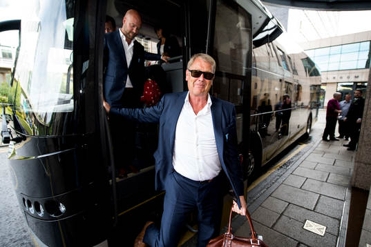 Malmö FFs tränare Åge Hareide kliver av bussen när laget