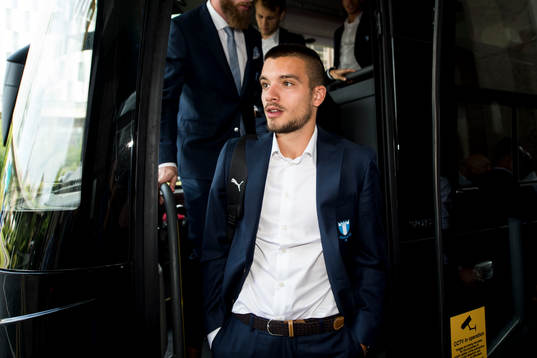 Malmö FFs Vladimir Rodic kliver av bussen när laget