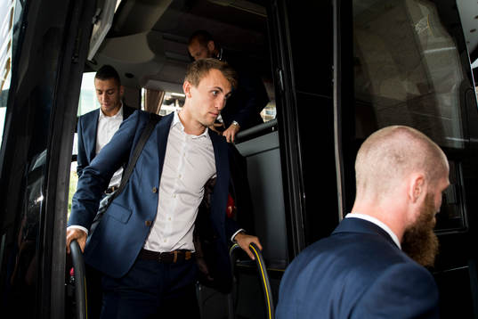Malmö FFs Magnus Wolff Eikrem kliver av bussen när laget