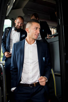 Malmö FFs Nikola Djurjic kliver av bussen när laget