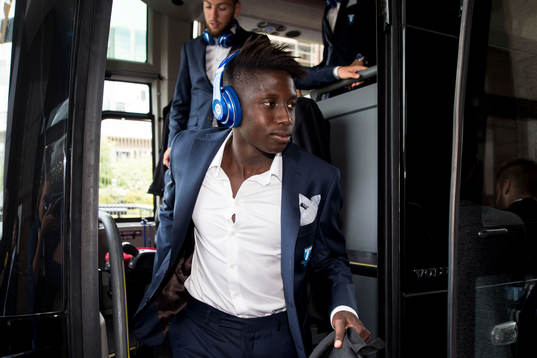 Malmö FFs Pa Konate kliver av bussen när laget