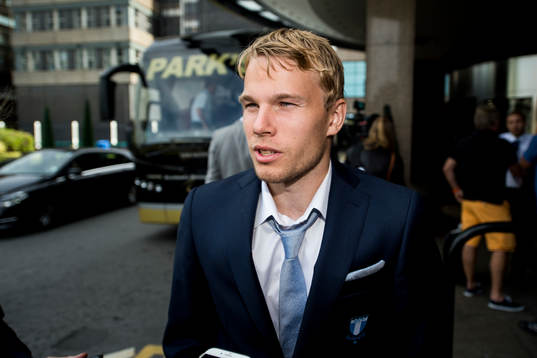 Malmö FFs Oscar Lewicki blir intervjuad när laget