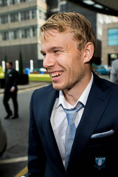 Malmö FFs Oscar Lewicki blir intervjuad när laget