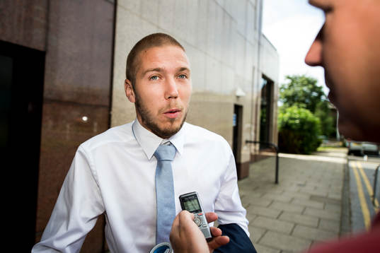 Malmö FFs Anton Tinnerholm blir intervjuad när laget