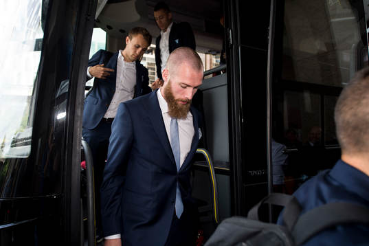Malmö FFs Jo Inge Berget kliver av bussen när laget
