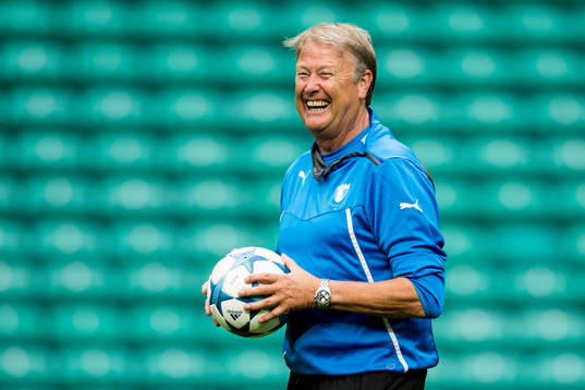 Malmö FFs tränare Åge Hareide skrattar