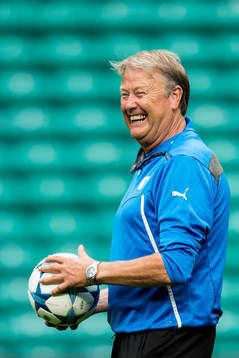 Malmö FFs tränare Åge Hareide skrattar