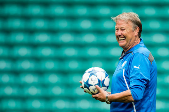 Malmö FFs tränare Åge Hareide skrattar