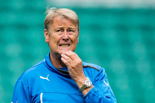 Malmö FFs tränare Åge Hareide ser fundersam ut