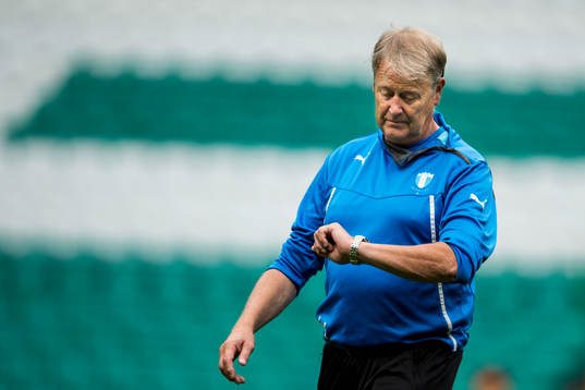 Malmö FFs tränare Åge Hareide tittar på sin klocka