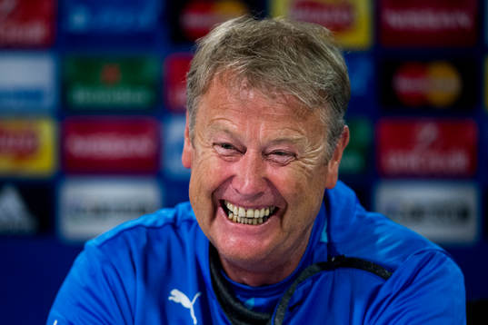 Malmö FFs tränare Åge Hareide skrattar
