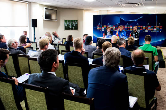 Mycket media när Malmö FFs tränare Åge Hareide och Jo