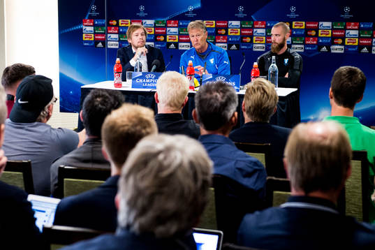Mycket media när Malmö FFs tränare Åge Hareide och Jo