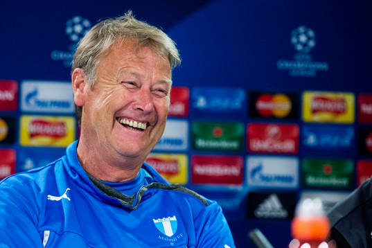 Malmö FFs tränare Åge Hareide skrattar