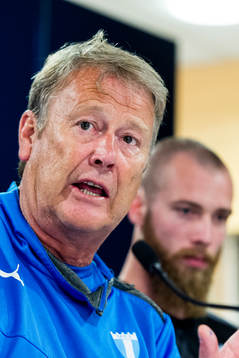 Malmö FFs tränare Åge Hareide och i bakgrunden sitter Jo