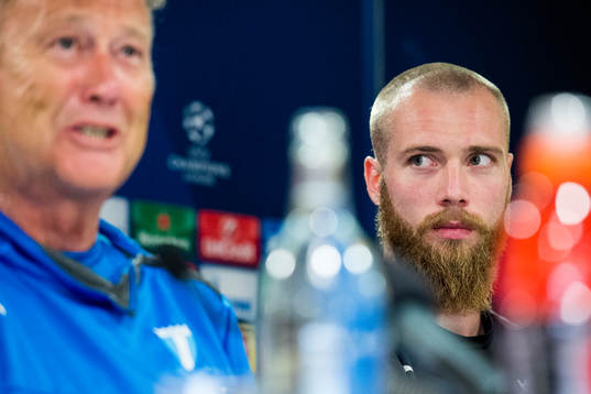 Malmö FFs Jo Inge Berget och i förgrunden sitter tränare