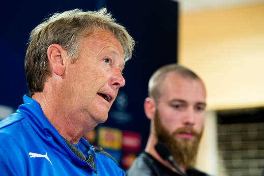Malmö FFs tränare Åge Hareide och i bakgrunden sitter Jo