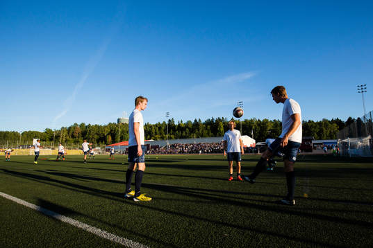 Ekerös spelare värmer upp