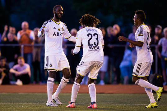 s Henok Goitom gratulerar Mohamed Bangura  till 2-0