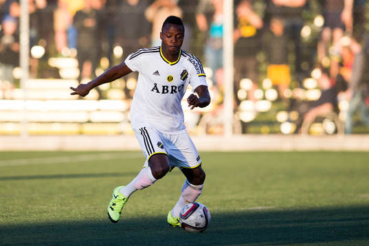 s Patrick Kpozo med bollen