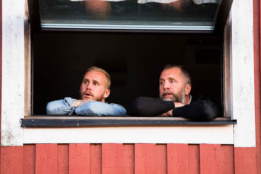 s sportchef Björn Wesström följer fotbollsmatchen i