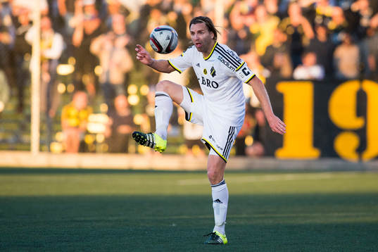 s Nils-Eric Johansson tar ner bollen