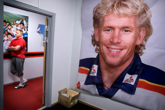Malmös tränare Jesper Mattsson och på väggen har de