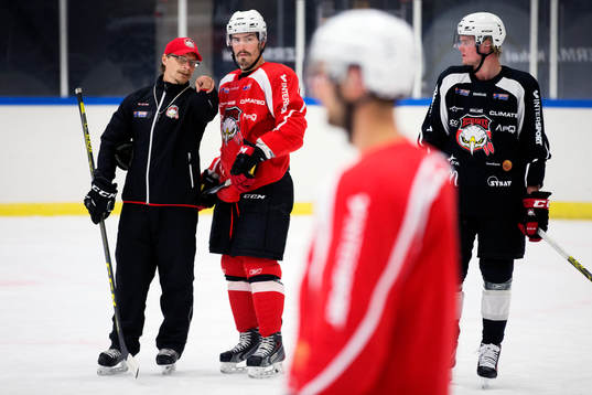 Malmös tränare Björn Hellkvist i samtal med Peter Mueller