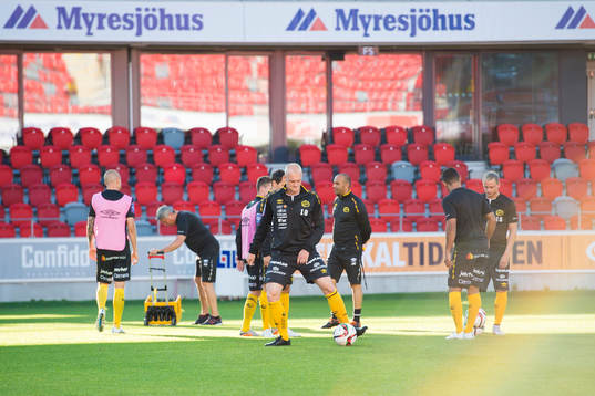 Elfsborgs spelare värmer upp innan en fotbollsmatch i