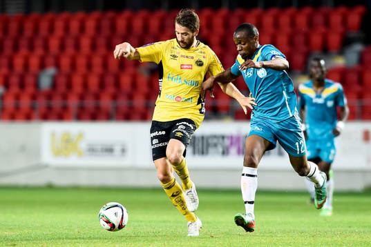 Elfsborgs Marcus Rohdén och Somaliska UFs Mohamed Abdulle