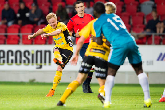 Elfsborgs Simon Lundevall skjuter