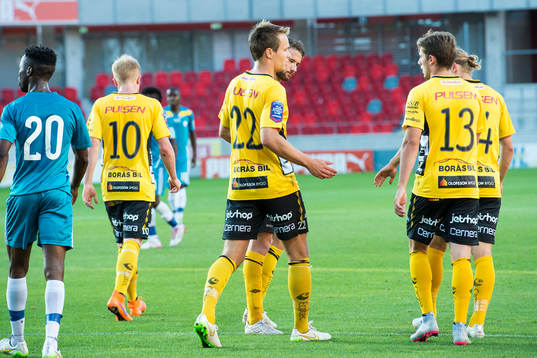 Elfsborgs Viktor Prodell (mitt i bild) jublar