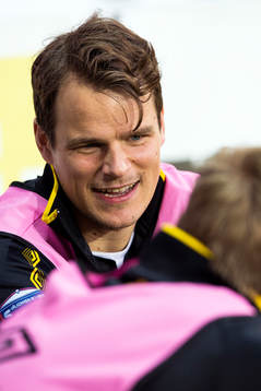 Elfsborgs Henning Hauger värmer upp för att bytas in
